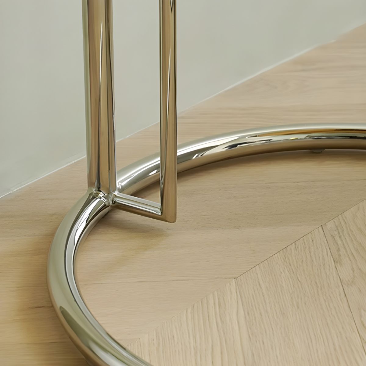 Eileen Gray Adjustable side Table E1027 close up