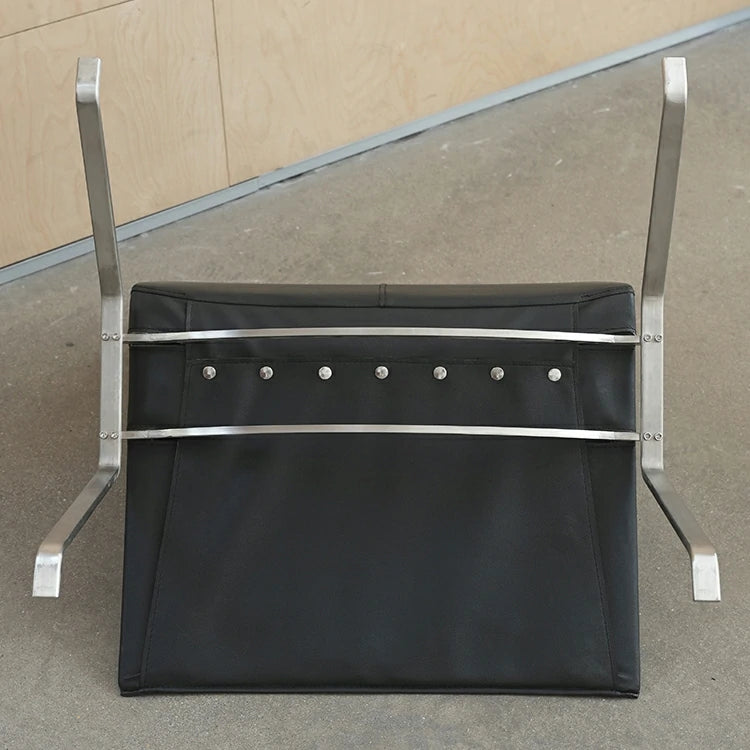 PK22 Lounge Chair black leather close up