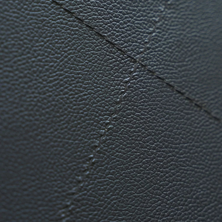 PK22 Lounge Chair black leather close up