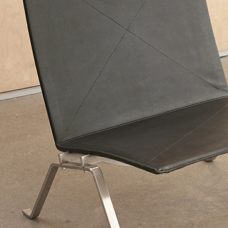 PK22 Lounge Chair black leather close up