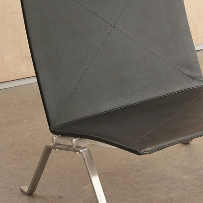 PK22 Lounge Chair black leather close up