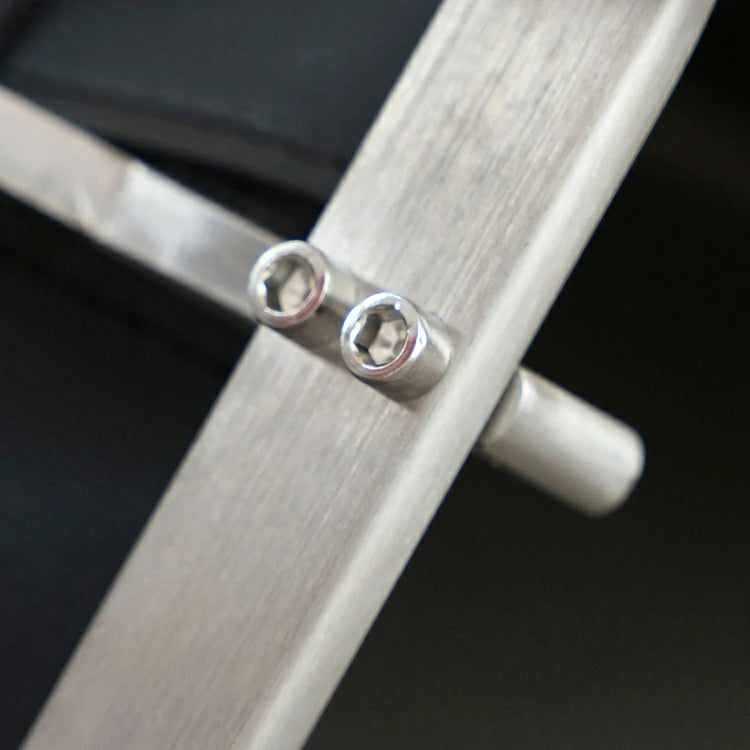 PK22 Lounge Chair black leather close up