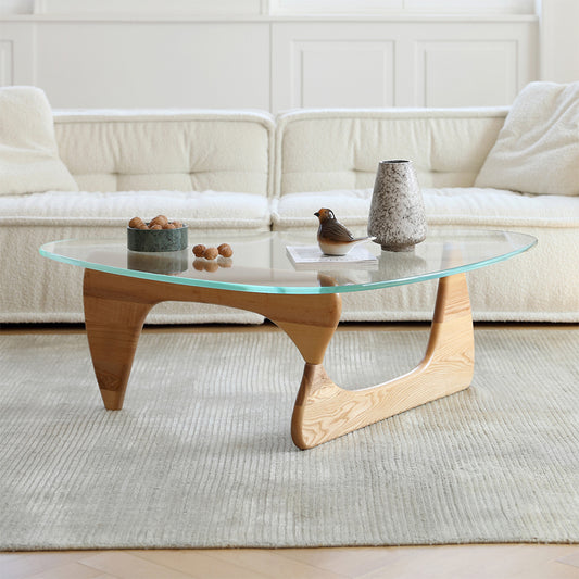 Table basse triangulaire Isamu Noguchi de Wenaifurniture, réplique en verre de 19 mm et bois de frêne naturel :
