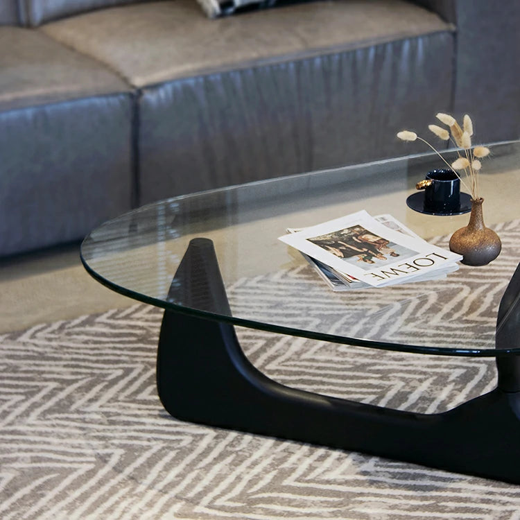 Replica lsamu Noguchi coffee Table black Base close up in scene